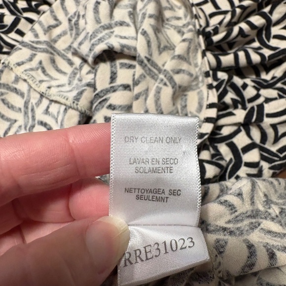 BCBGMaxAzria patterned skirt - size medium - Picture 6 of 10